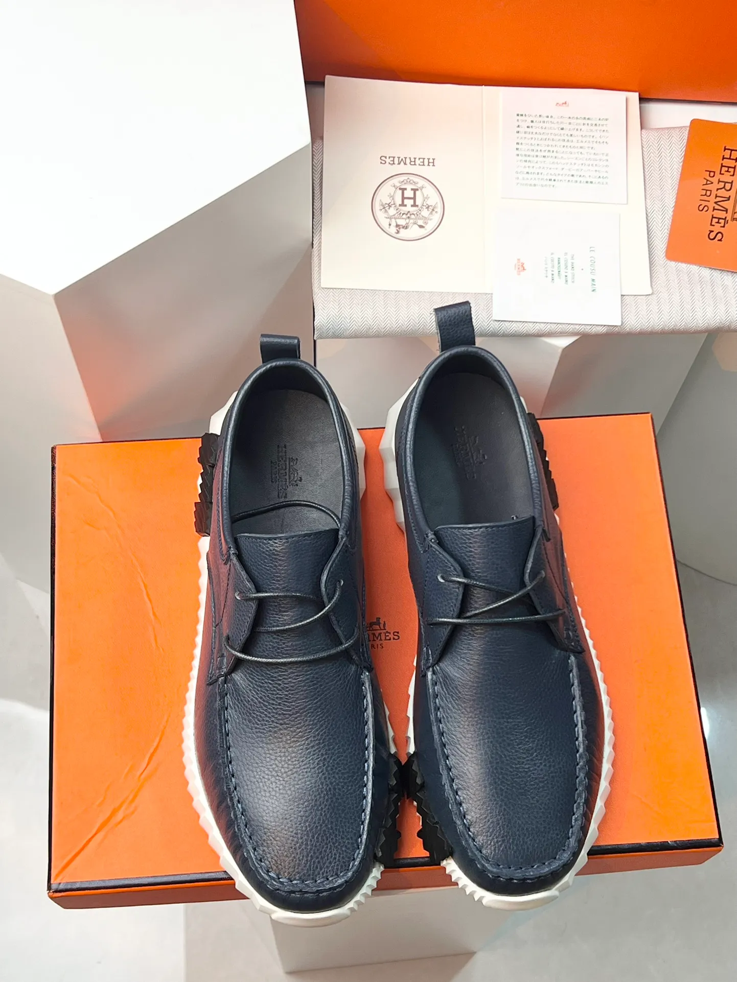 PP660【Hermes】fe new arrival~New Bouncing sneakers are the most comfortable shoes from Hermès. They are extremely light on the feet and look great. You won’t feel tired even when you go shopping and running around👍. They are light and comfortable. They are extremely light. They are perfect for both sports and leisure. They feel great when you step on them! It’s up to you to choose, there’s always what you want~ ✔️Fabric: Imported first-layer cowhide ✔️Inner lining: Imported water-dyed cowhide ✔️Outsole: Seamless combination of IP+TPU (multi-color letters) German technology irradiation machine ✔️Code number: Male 38-44 (45 customized)